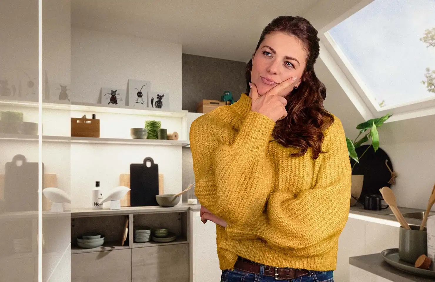 Eine Frau mit einem gelben Pullover guckt nachdenklich in ihrer Nolte Küche