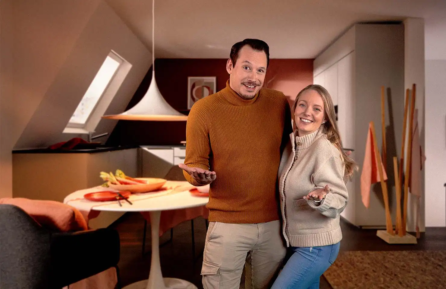 Ein Mann und eine Frau posieren vor Ihrer Küche